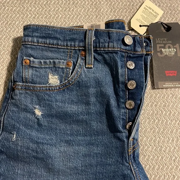 NWT Levi’s 501 button fly denim shorts. Size 28 - Picture 2 of 7